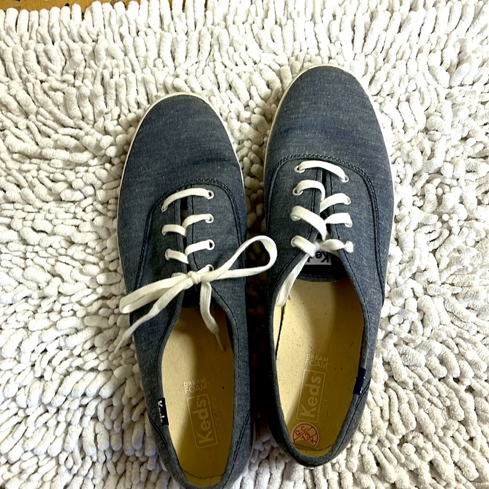 Tennis shoes.